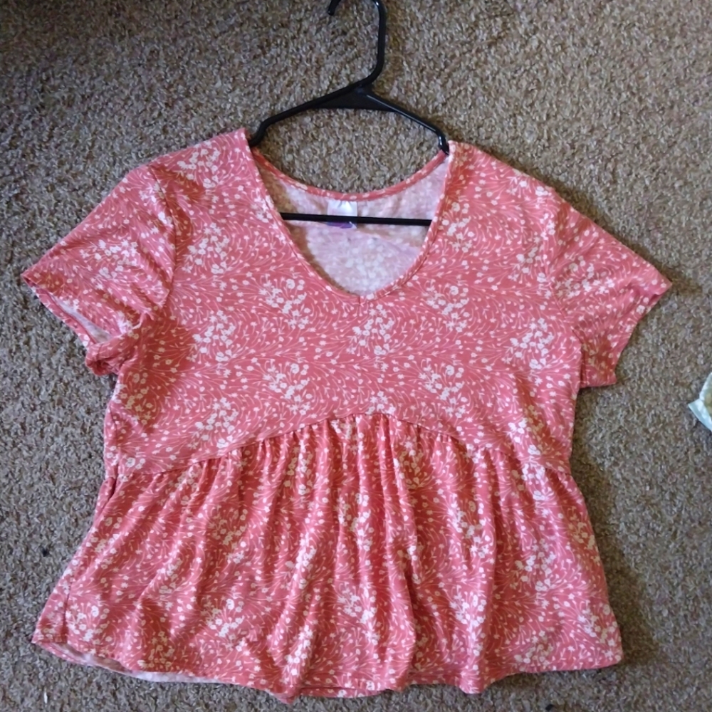 Short sleeve summer top with flowers